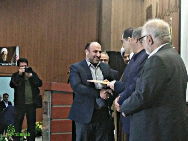 اهداء لوح تقدیر به مهندس عظیمی زاده شهردار رفسنجان توسط دکتر قاضی زاده هاشمی وزیر بهداشت