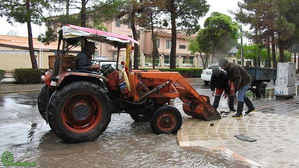 تلاش مستمر پرسنل خدمات شهری شهرداری رفسنجان برای رفع آبگرفتگی معابر