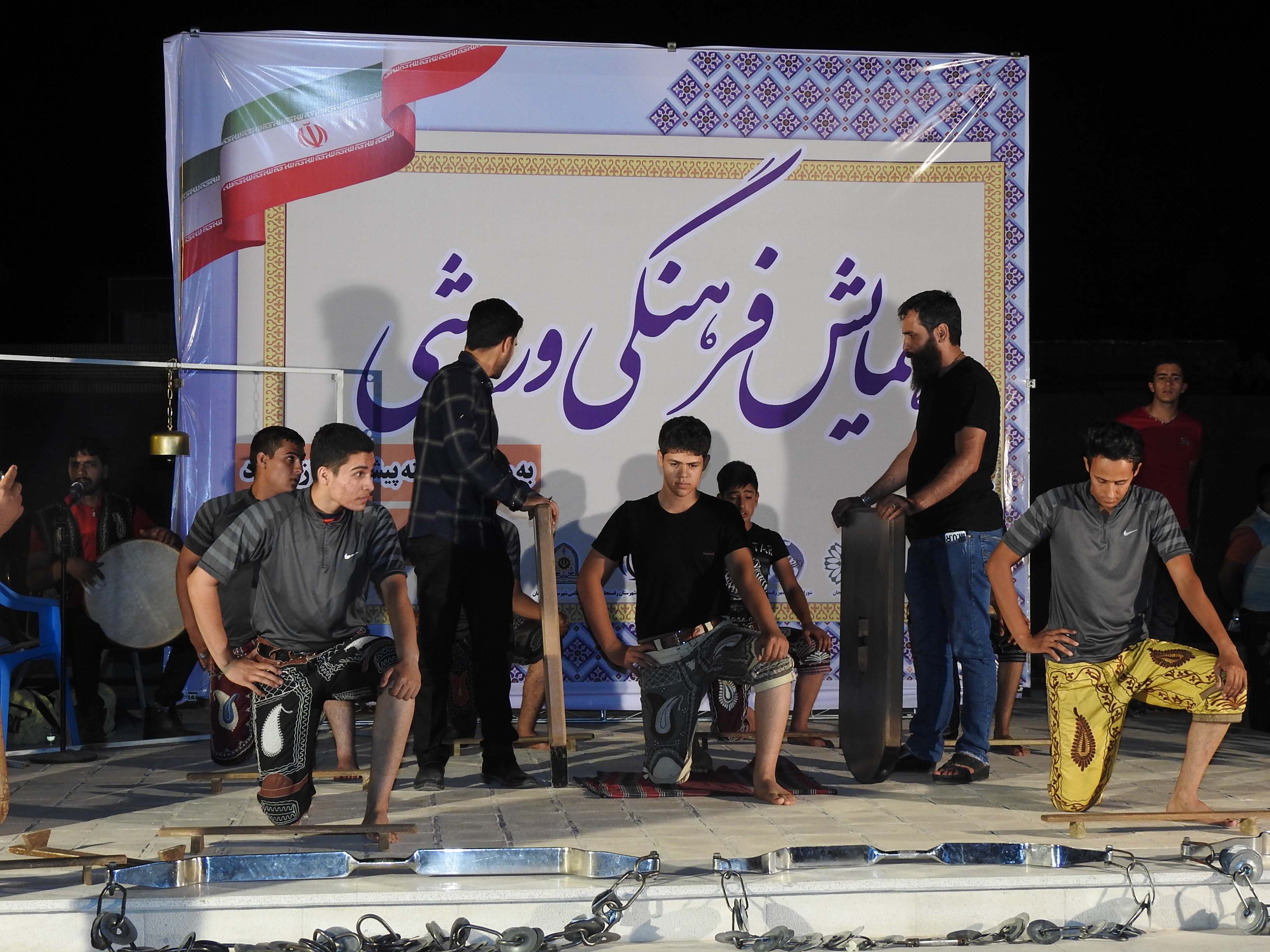 حضور ورزشکاران زورخانه امام علی (ع) رفسنجان درهمایش فرهنگی ورزشی به مناسبت هفته پیشگیری از اعتیاد در پارک شهروند