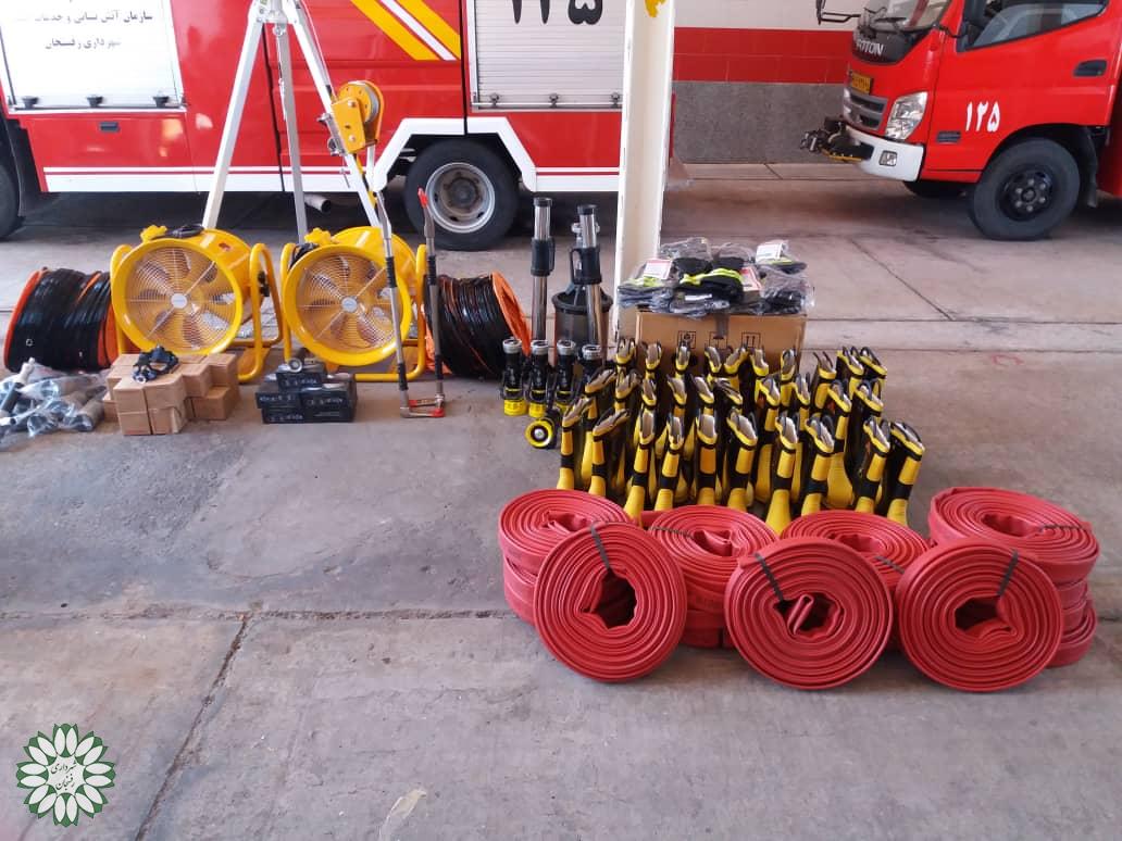 مدیرعامل سازمان آتش نشانی وخدمات ایمنی شهرداری رفسنجان از خریدوسایل وتجهیزات آتش نشانی خبر داد