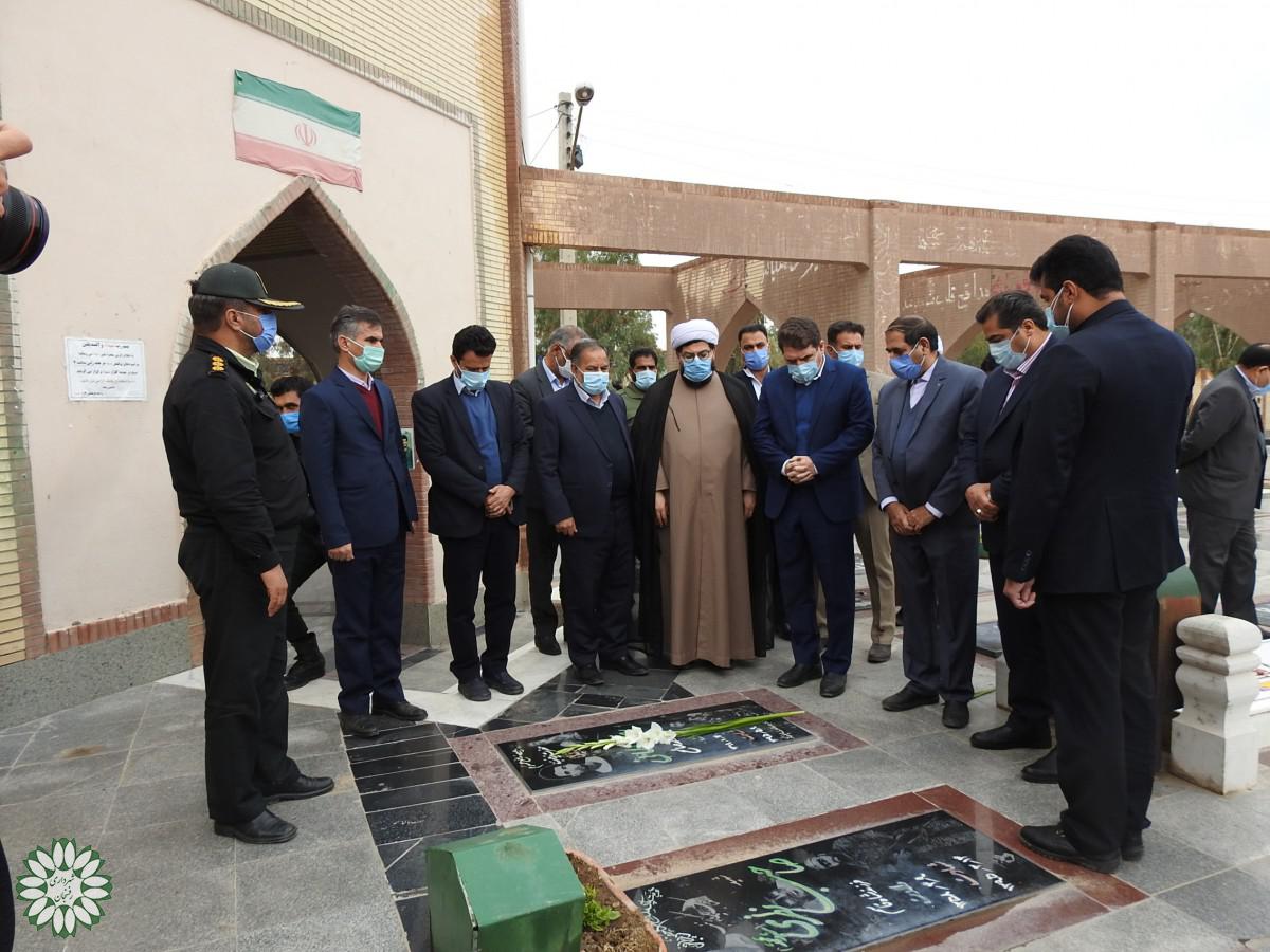 آیین غبارروبی و گل افشانی گلزارشهدا با حضور استاندار کرمان برگزار شد.