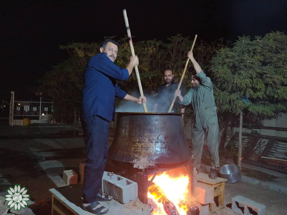 طبخ آش حلیم توسط پرسنل سازمان آتش نشانی به مناسبت اربعین حسینی