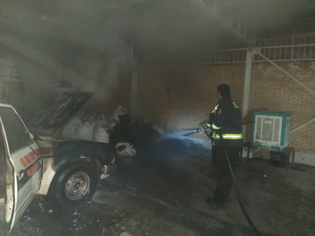 مهار آتش سوزی خودرو در رفسنجان به همت آتش نشانان