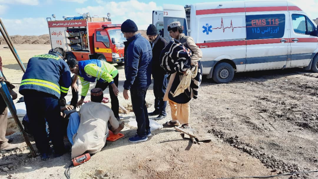 نجات فرد گرفتار شده در قعر چاه توسط آتش نشانان رفسنجان