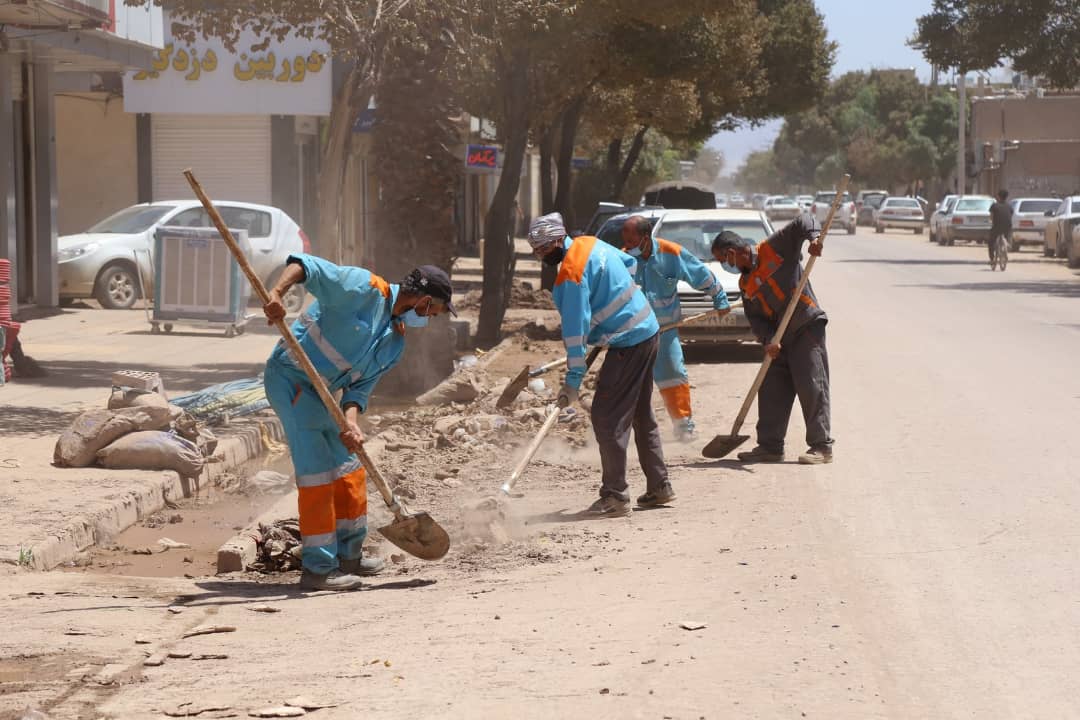 بسیج نیروهای شهرداری رفسنجان برای تنظیف و پاکسازی کوچه ها و خیابان های شهر