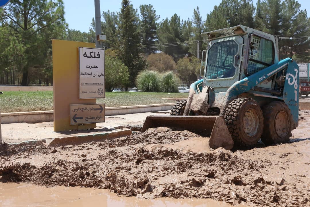 پاکسازی و بازگشایی ورودی معابر و منازل شهروندان توسط شهرداری رفسنجان