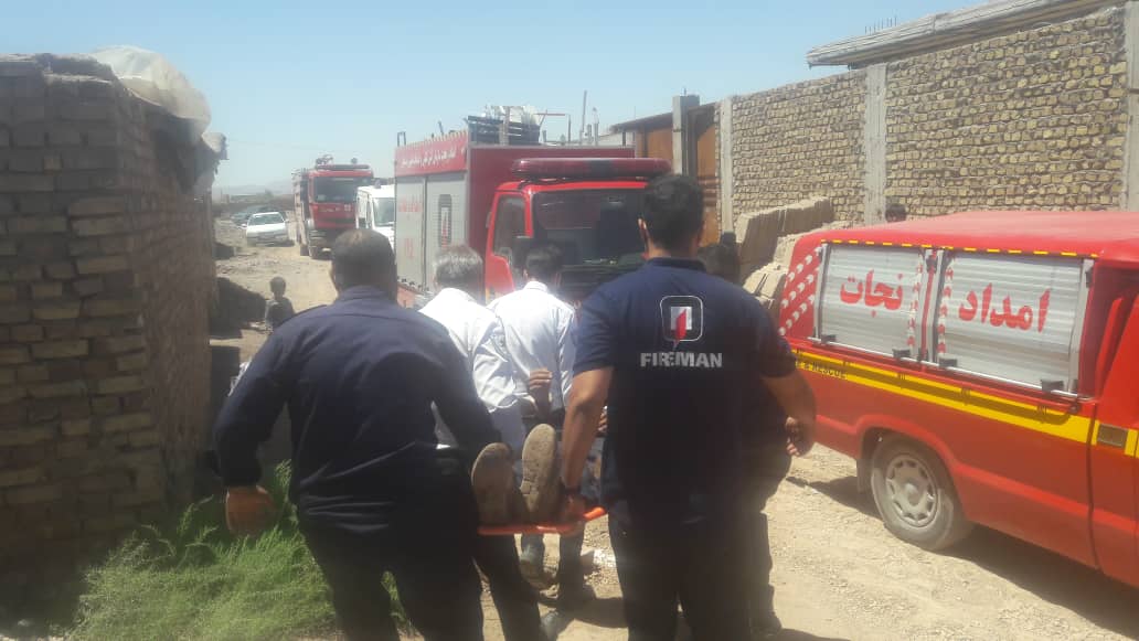 نجات جان فرد گرفتار شده در چاه توسط آتش نشانان رفسنجان