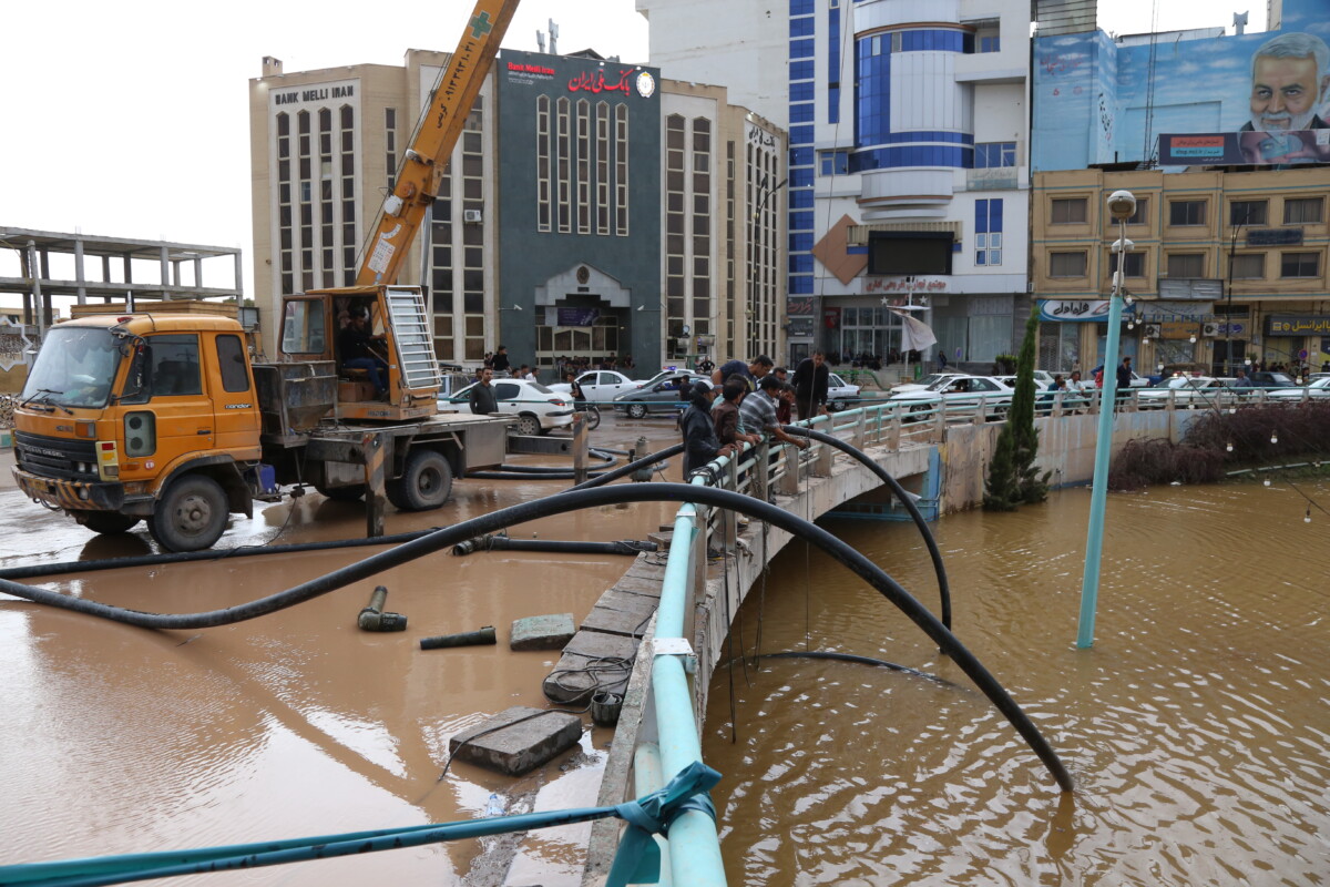 رفع آبگرفتگی تمام معابر شهری/ بیش از ۸۰ درصد آب زیرگذر مرکز رفسنجان تخلیه شده است
