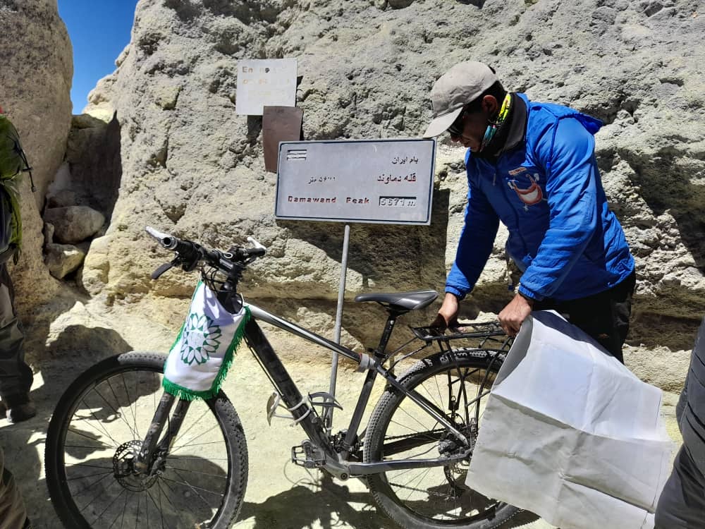 سفیر شهرداری رفسنجان با دوچرخه دماوند را فتح کرد