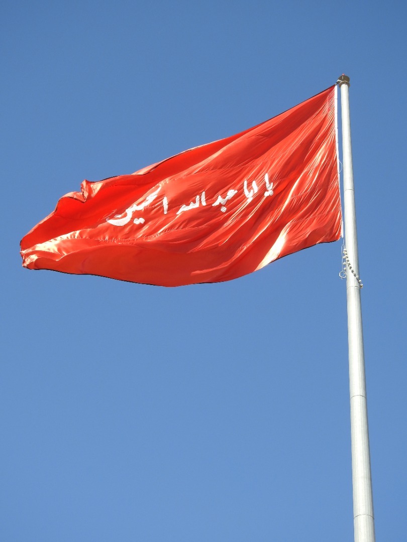  اهتزاز پرچم «یا اباعبدالله الحسین(ع)» در میدان امام خمینی(ره) به مناسبت ماه محرم
