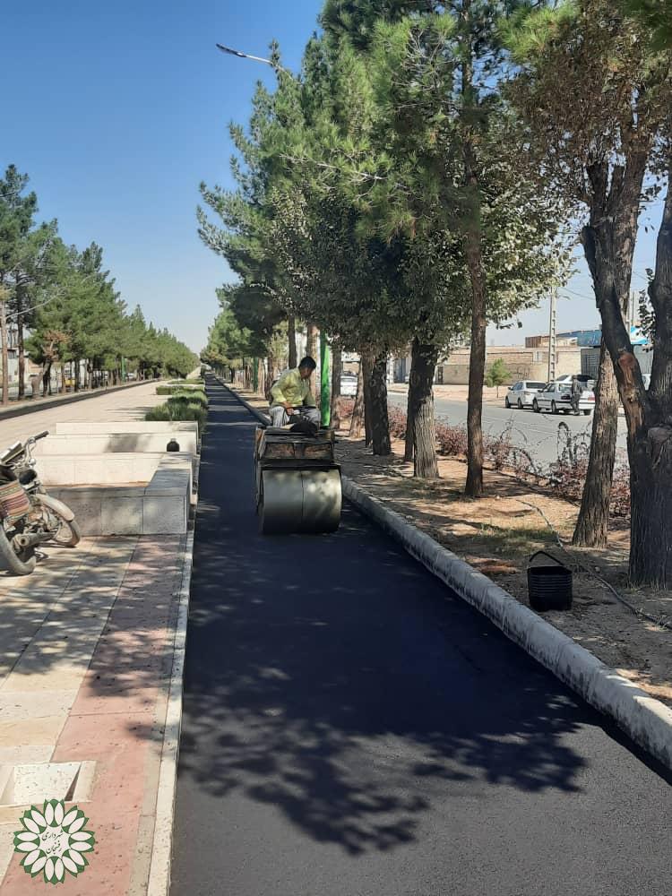 اجرای عملیات آسفالت مسیر دوچرخه سواری در بلوار امام رضا(ع)