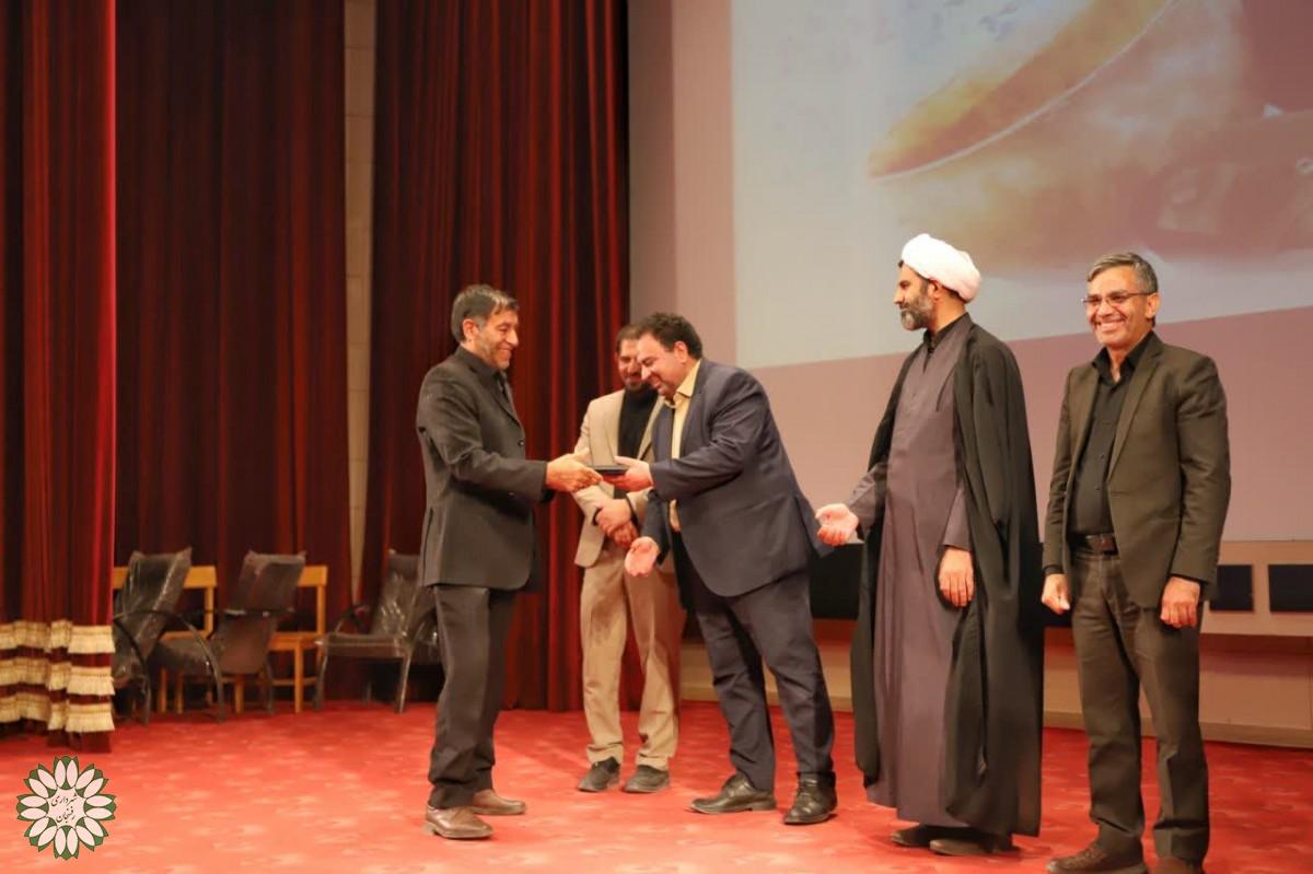 تجلیل از خانواده شهدا و ایثارگر دانشگاه ولیعصر (عج) رفسنجان به مناسبت هفته دفاع مقدس
