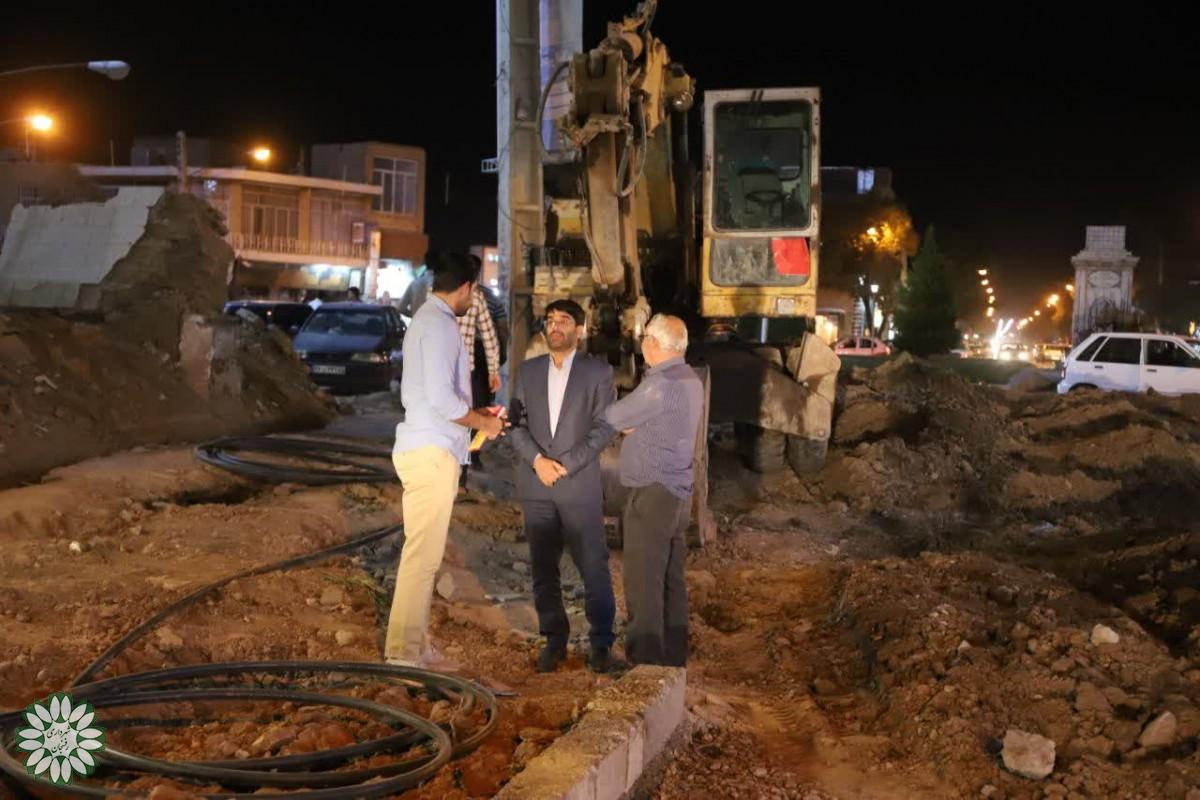 بازدید شبانه شهردار رفسنجان از پروژه عمرانی خیابان انقلاب