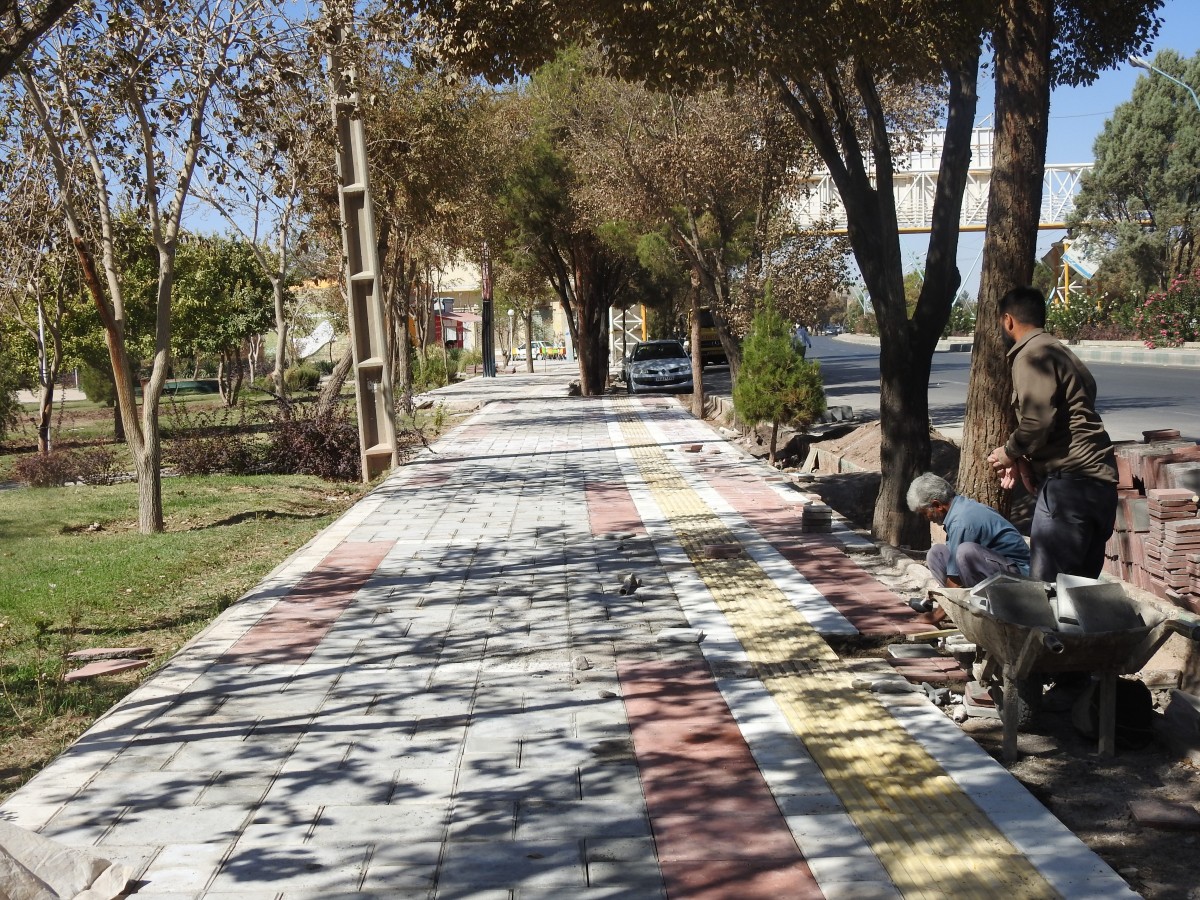 اجرای عملیات بهسازی و ساماندهی پیاده روی حاشیه بوستان معلم