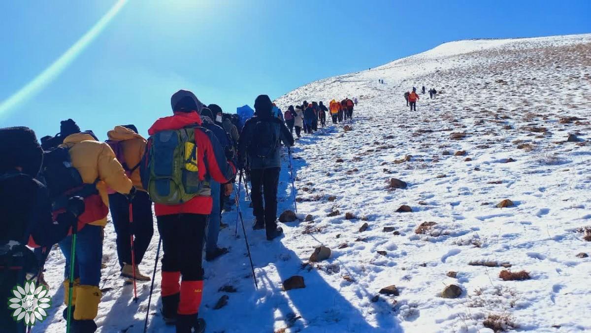 صعود ۱۳۰ کوهنورد رفسنجانی به قله برف انبار در استان قم
