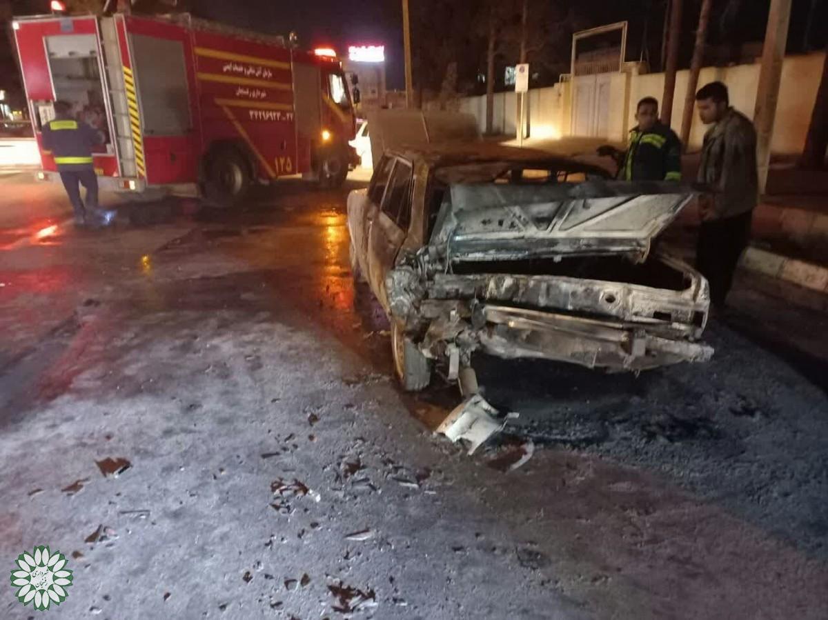 مهار آتش سوزی خودرو در رفسنجان توسط عوامل آتش نشانی