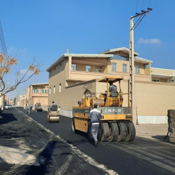 اجرای عملیات روکش آسفالت معابر تخریبی ناشی از سیل در رفسنجان