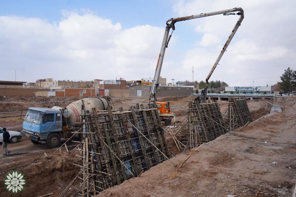 پیشرفت ۳٠ درصدی عملیات اجرایی احداث دیوار حائل رودخانه شور رفسنجان