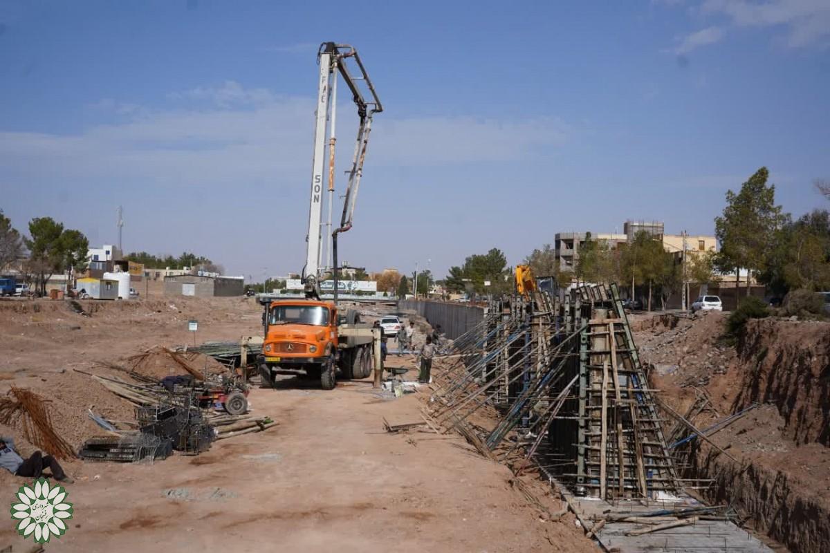 پیشرفت ۹٠ درصدی عملیات اجرایی احداث دیوار حائل رودخانه شور رفسنجان