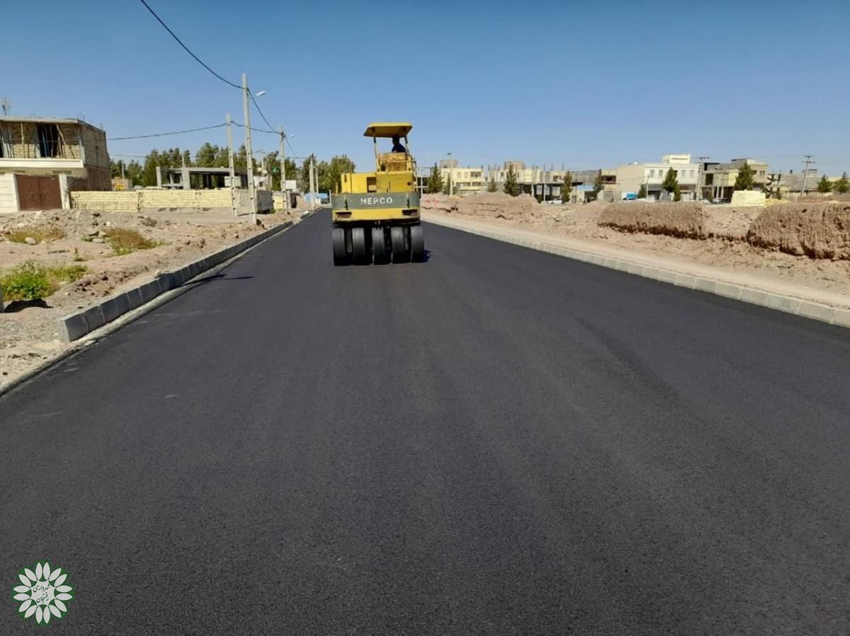 اجرای عملیات آسفالت فاز اول خیابان شهید لاله زاری در محله عباس آباد 
