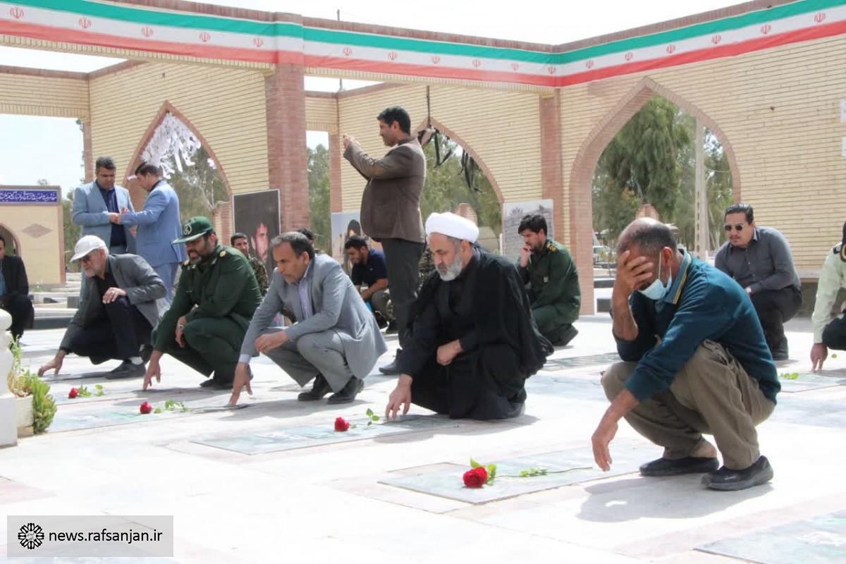 گلباران قبور مطهر شهدای رفسنجان به مناسبت هفته هنر انقلاب اسلامی