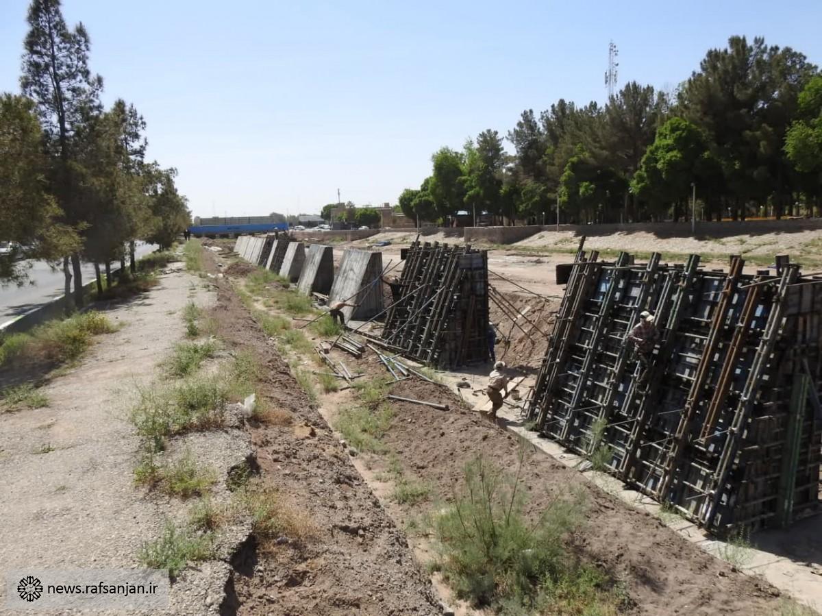پیشرفت ۲۵ درصدی عملیات اجرایی احداث دیوار حائل رودخانه شور رفسنجان