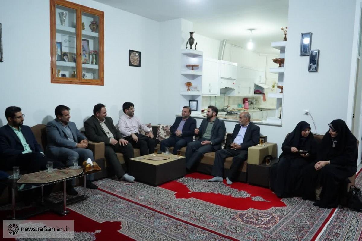 دیدار شهردار و اعضای شورای شهر رفسنجان با خانواده شهدا