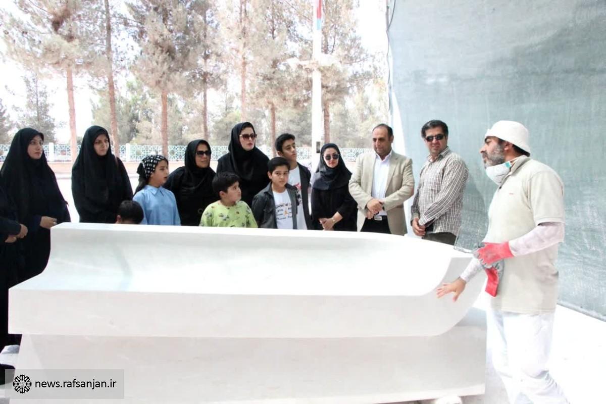 بازدید رئیس و جمعی از مدیران دانشگاه پیام نور از سمپوزیوم مجسمه سازی رفسنجان