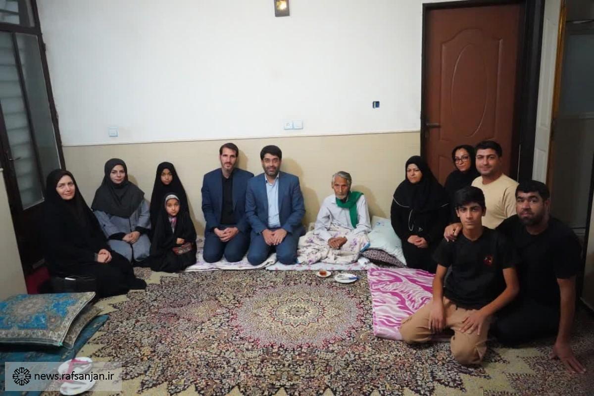 دیدار شهردار و اعضای شورای شهر رفسنجان با خانواده شهید حسینی