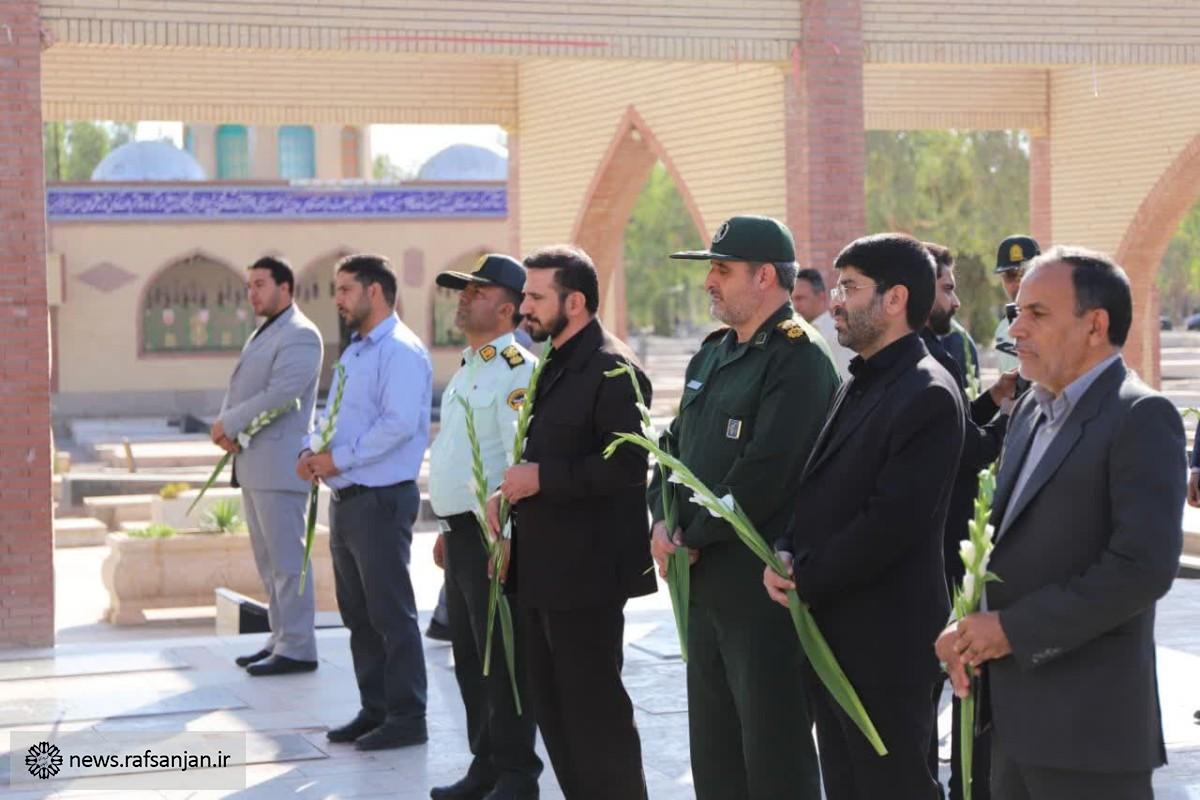 غبارروبی گلزار شهدای شهرستان رفسنجان به مناسبت هفته دولت