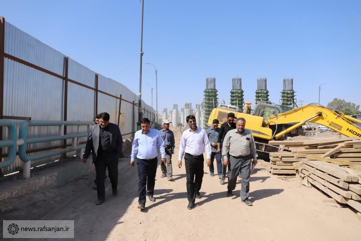 بازدید شهردار رفسنجان از عملیات احداث روگذر بلوار خلیج فارس