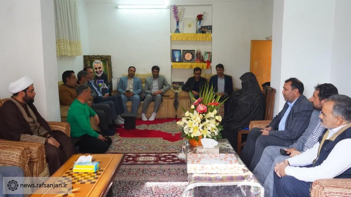 دیدار شهردار با خانواده شهید مدافع سلامت در رفسنجان