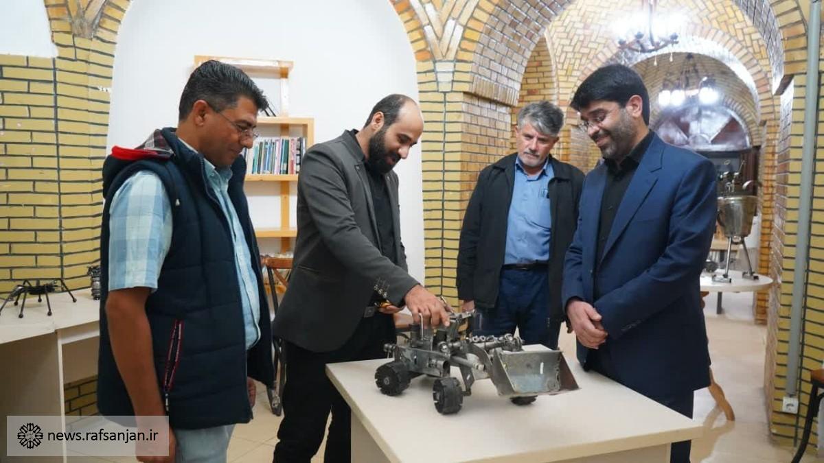 بازدید شهردار رفسنجان از نمایشگاه دست سازه های فلزی
