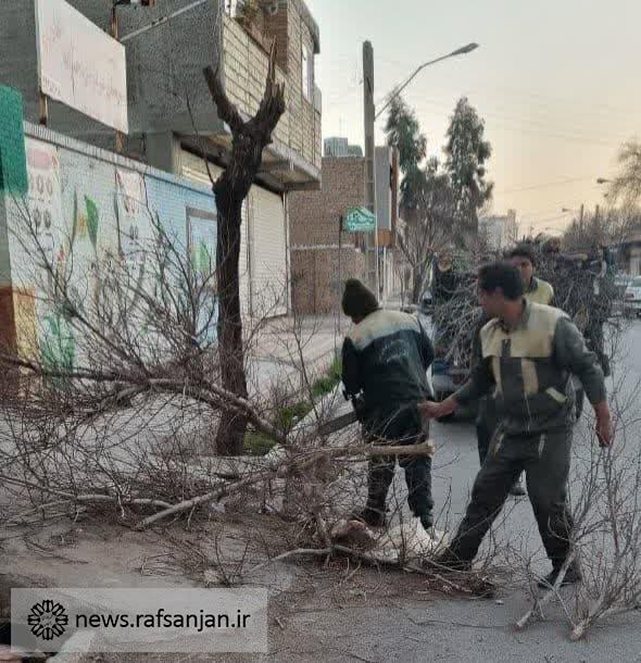 خدمات شهرداری در پی وقوع طوفان در رفسنجان