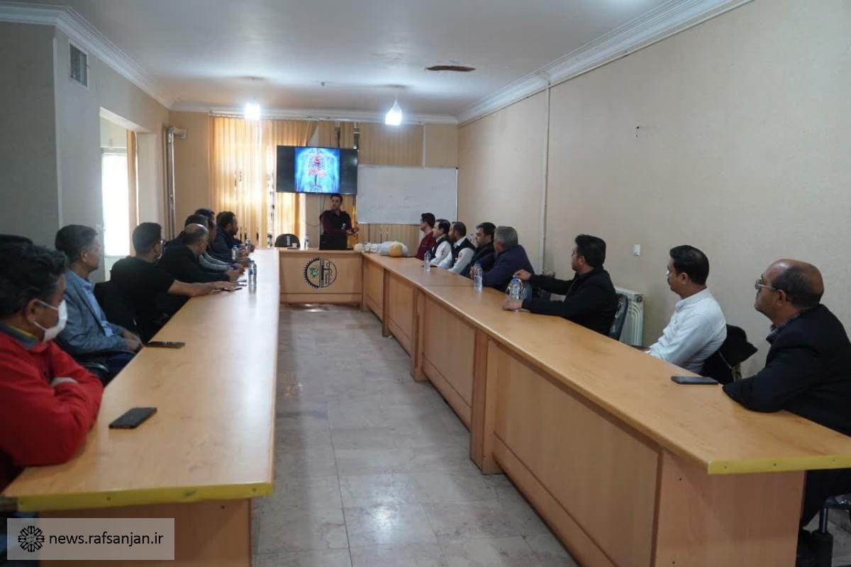 دوره بازآموزی کمک‌های اولیه برای پرسنل آتش‌نشانی شهرداری رفسنجان برگزار شد