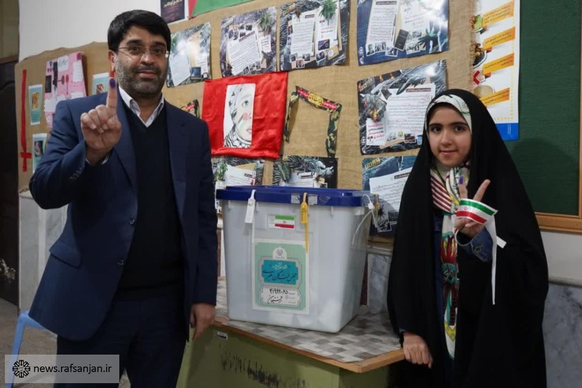 مهندس کهنوجی شهردار رفسنجان با حضور در یکی از شعب اخذ رای، رأی خود را به صندوق انداخت