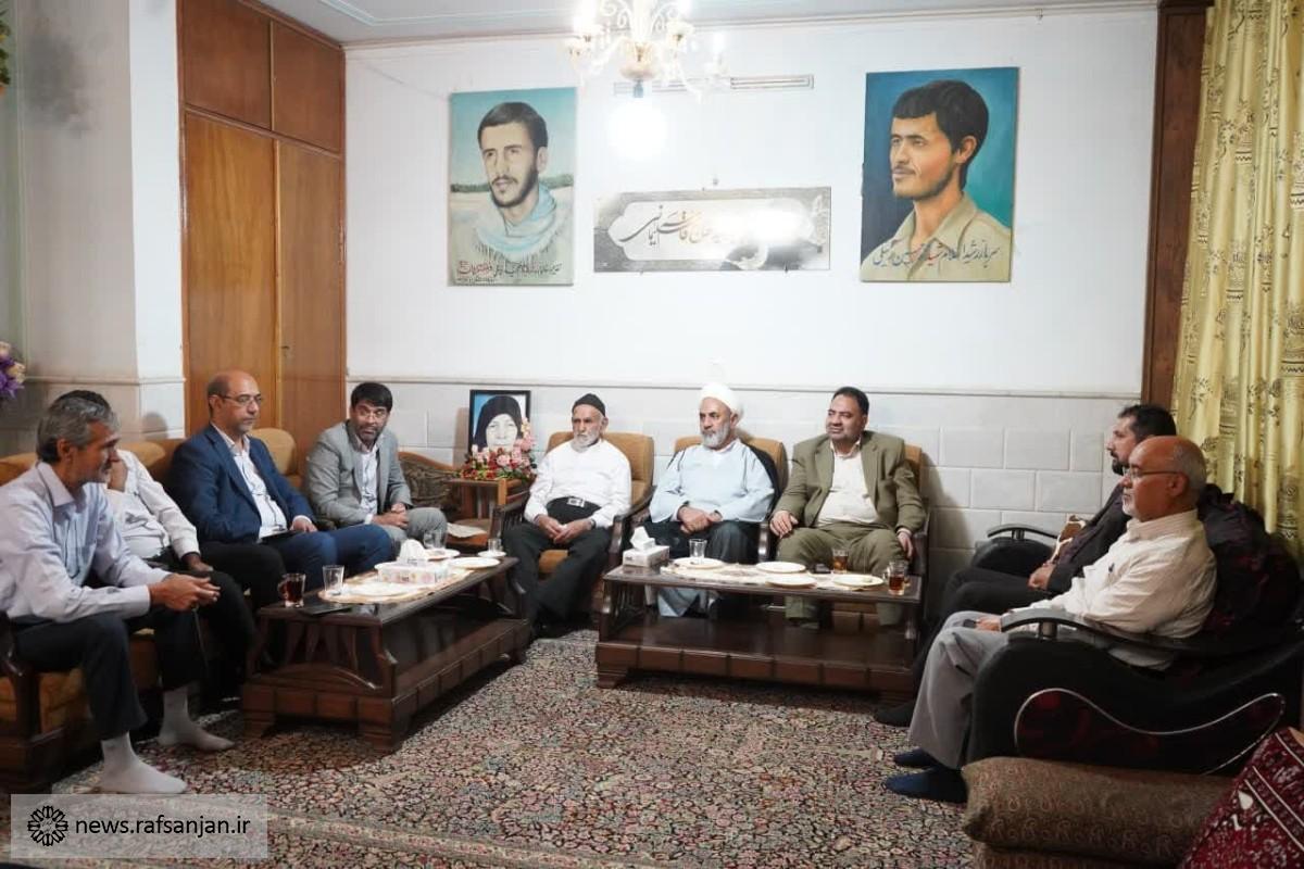 به مناسبت آغاز دهه کرامت صورت گرفت؛ دیدار رئیس شورای شهر و شهردار رفسنجان با خانواده شهیدان زینلی