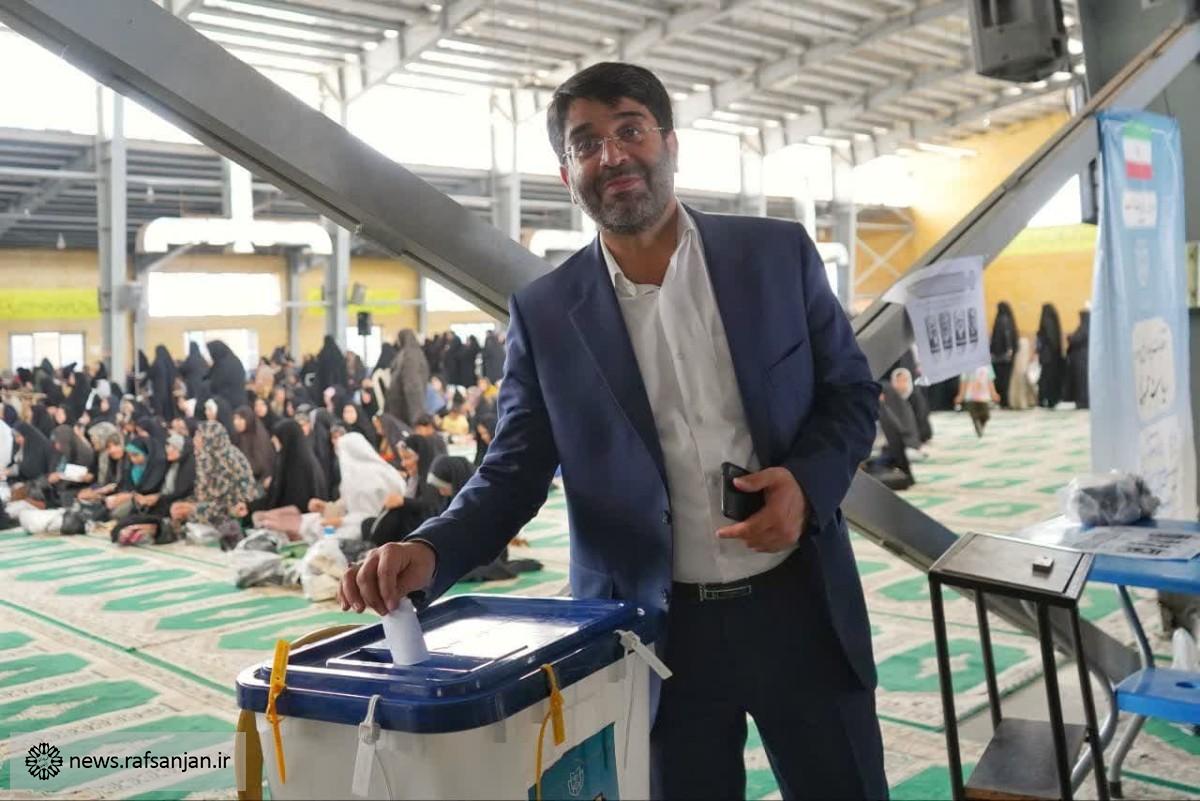 شهرداران دهه هشتادی به همراه شهردار رفسنجان رای خود را به صندوق انداختند