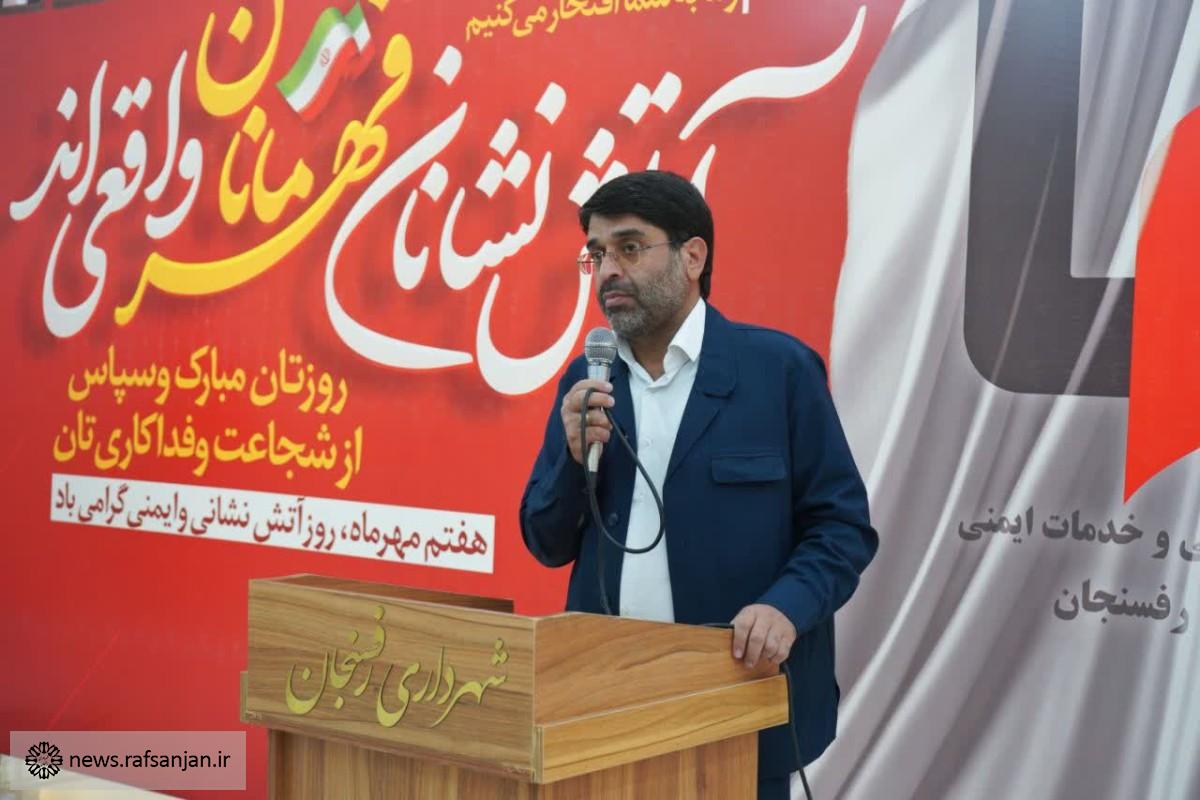 آتش نشانان شرایط بحرانی را با صبوری مدیریت می کنند آتش نشانان شرایط بحرانی را با صبوری مدیریت می کنند