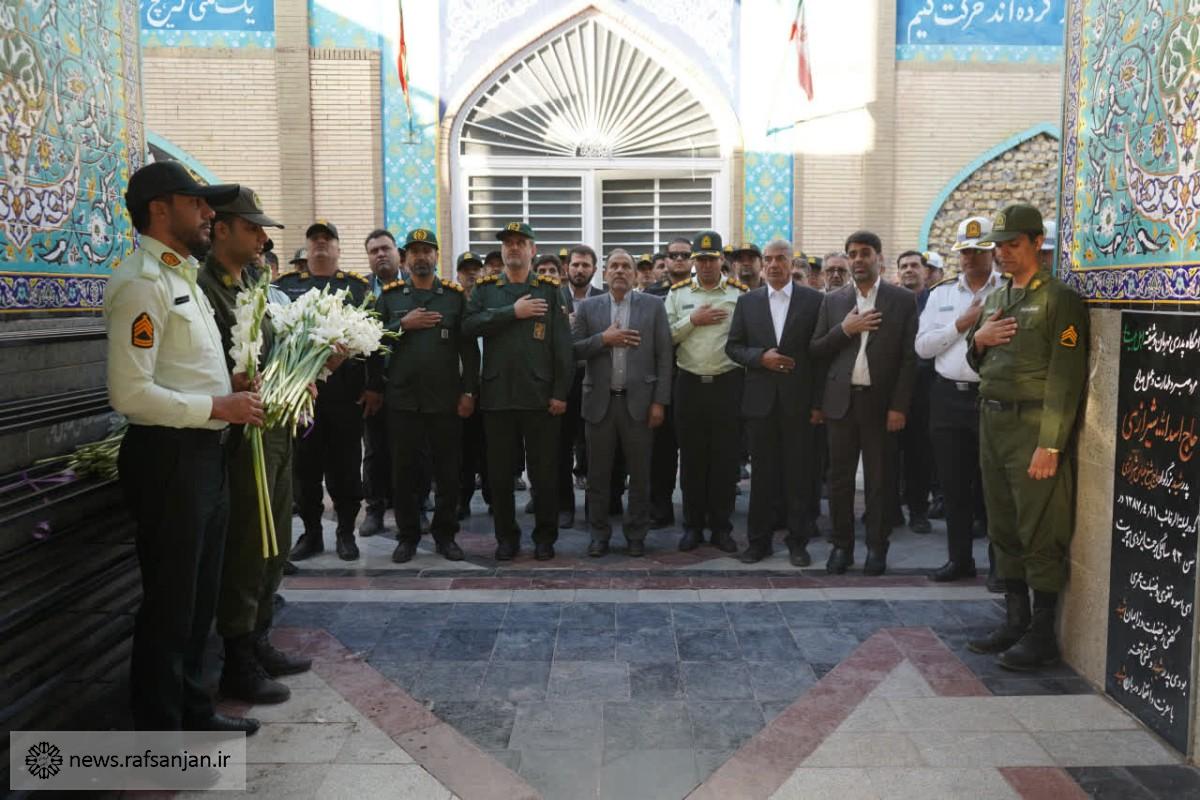 گلباران و عطرافشانی قبور مطهر شهدا با حضور مسئولین به مناسبت هفته نیروی انتظامی در رفسنجان