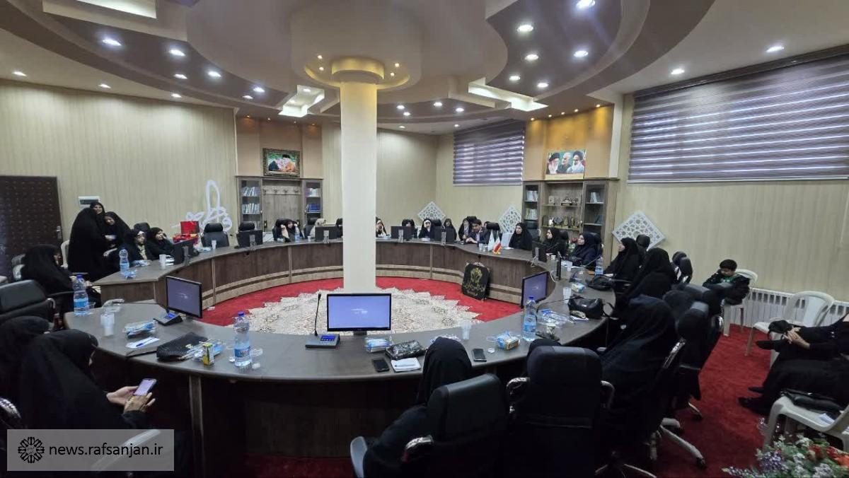 گرامیداشت بانوی اثرگذار محله شهرک ولایت و آغاز برنامه‌های توانمندسازی بانوان