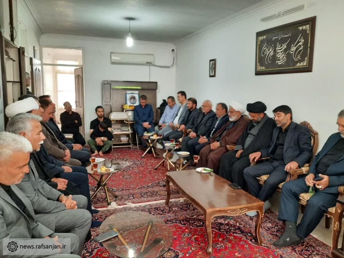 دیدار مسئولین رفسنجان با خانواده شهید علی محققی