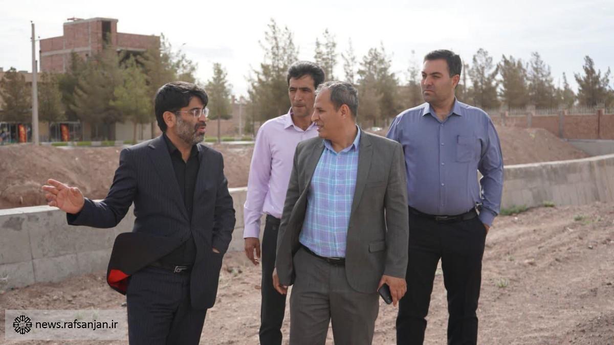 بازدید شهردار رفسنجان از رودخانه صادق آباد جهت ساماندهی