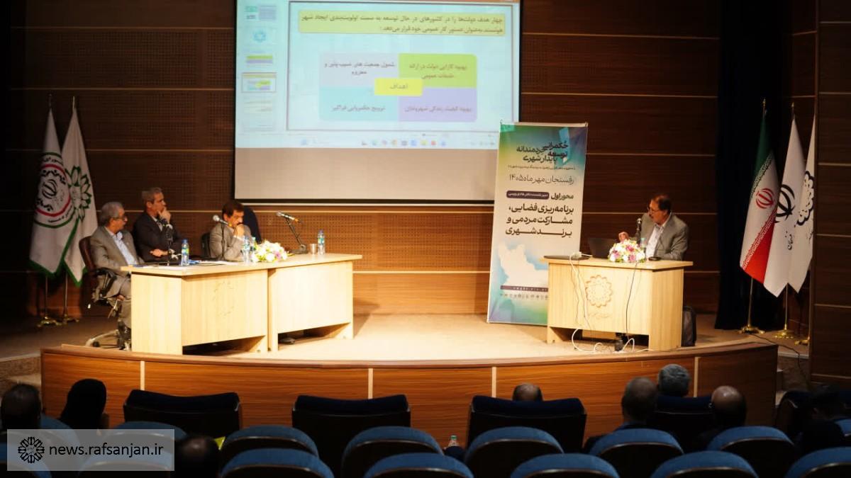 محور برنامه‌ریزی فضایی، مشارکت مردمی و برند شهری با داوری اساتید برجسته دانشگاه‌های کشور در سالن شهید پرتوی دانشکده فنی 